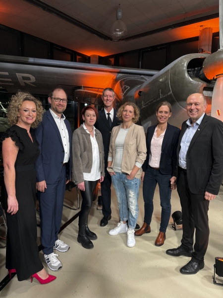 Die Expertenrunde beim Start ins Jahr 2024 – (v.l.) Moderatorin Simone Böhmer, Ralf Pahlsmeier (Vizepräsident/Vorstand des KreisSportBundes Paderborn e.V.), Anja Burg (Leitung ASD Team Nord, Kreisjugendamt), Ulrich Ettler (leitender Polizeidirektor der Kreispolizei Paderborn), Prof. Dr. Miriam Kehne (Kindheits- und Jugendforschung im Sport, Universität Paderborn), Katja Klinkhardt (Kriminalhauptkommissarin der Kreispolizei Paderborn) und Moderator Landrat Christoph Rüther. © Kreis Paderborn